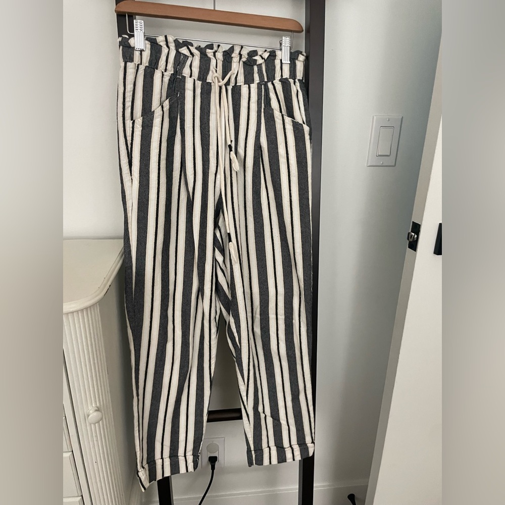 Harlow Striped Black and White cotton Pants. Size small. EUC. Lovely summer pant